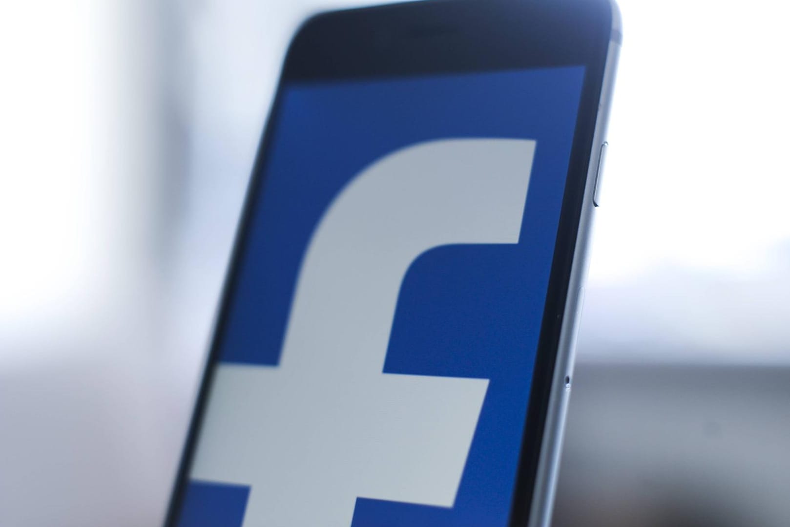 Facebook: Ein Mann war live auf Facebook, als das SEK seine Wohnung stürmte.