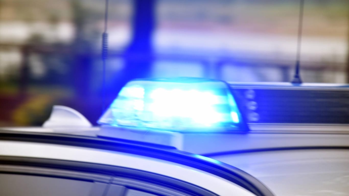 Polizeifahrzeug: In Krefeld wollten fünf Männer einen Kiosk überfallen. (Symbolbild)