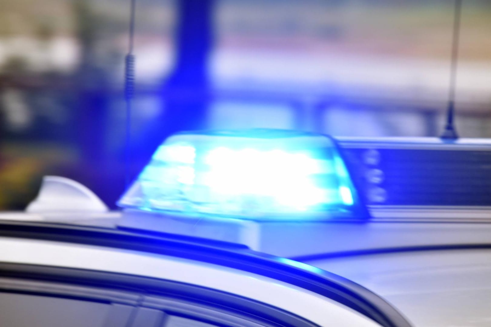 Polizeifahrzeug: In Krefeld wollten fünf Männer einen Kiosk überfallen. (Symbolbild)