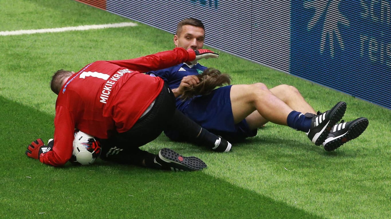 Ganz schön mutig: Lukas Podolski zieht Mickie Krause die Perücke vom Kopf.
