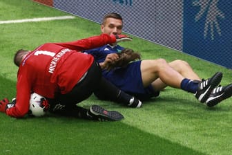 Ganz schön mutig: Lukas Podolski zieht Mickie Krause die Perücke vom Kopf.