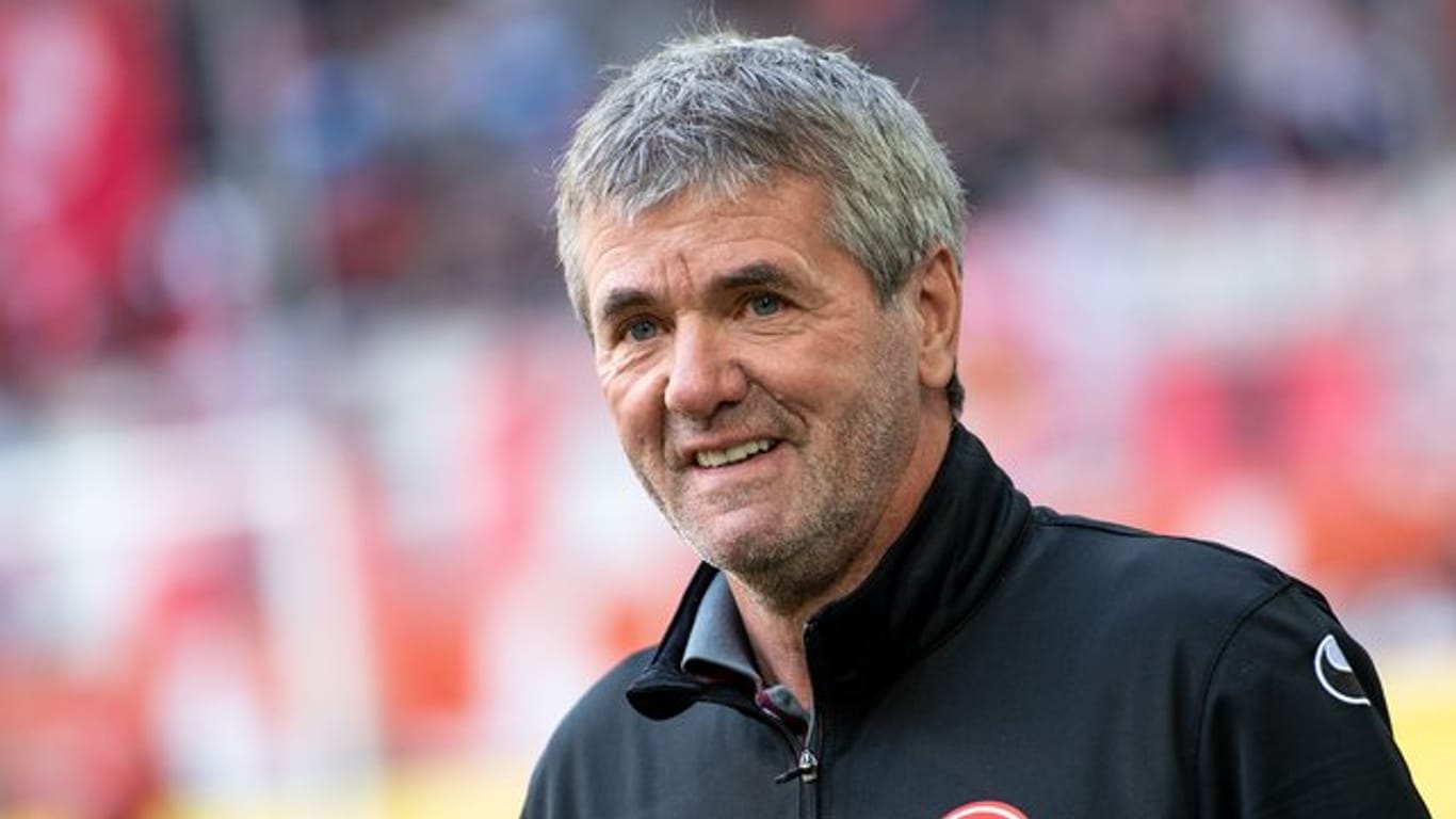 Nach eineigem Hin und Her hat Trainer Friedhelm Funkel bei Fortuna Düsseldorf seinen Vertrag verlängert.