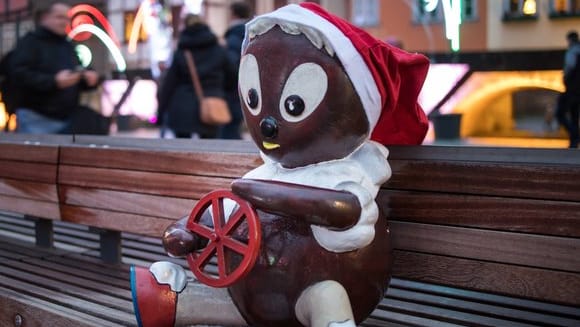 Kultfigur im Osten: Pittiplatsch wird auf genau 25.000 Leipziger Weihnachtsmarkttassen gedruckt.