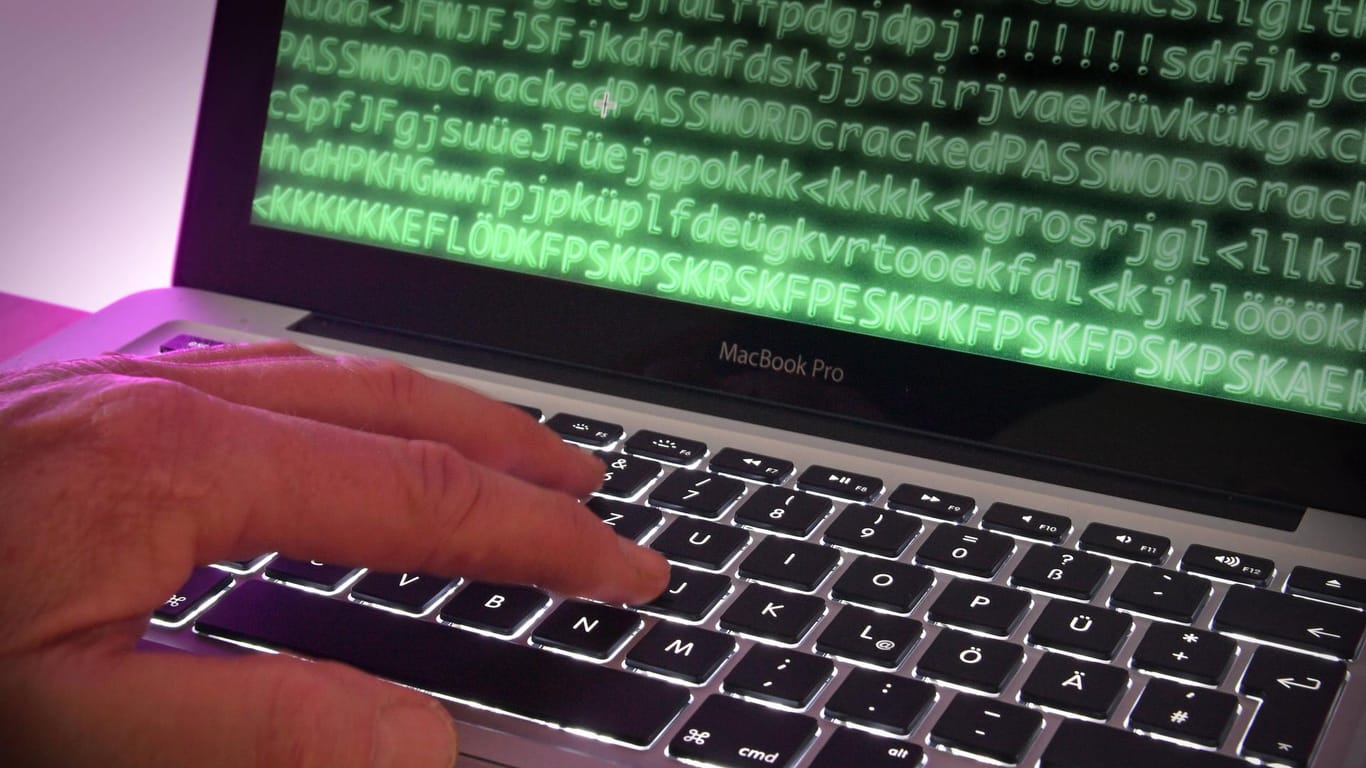 Hacker: Eine Umfrage hat ergeben, dass Unternehmen sich verstärkt vor Cyberangriffen fürchten. (Symbolbild)