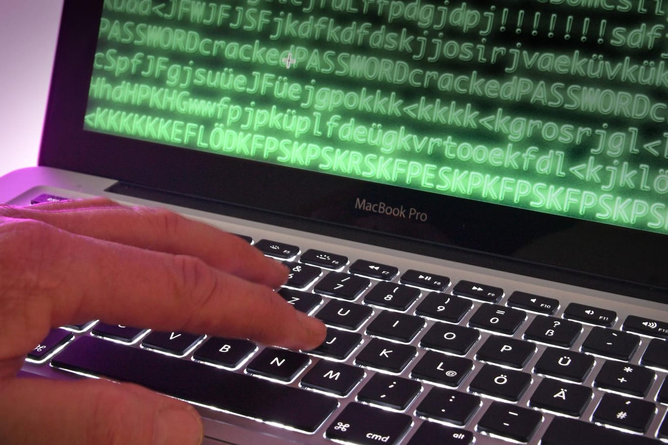 Hacker: Eine Umfrage hat ergeben, dass Unternehmen sich verstärkt vor Cyberangriffen fürchten. (Symbolbild)