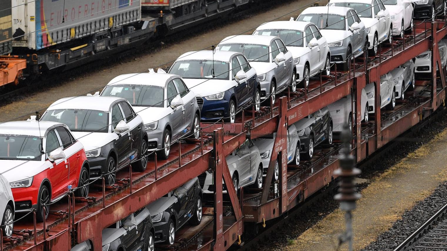 Neuwagen auf dem Güterwaggon: Die erfolgreichsten Autos kamen 2018 aus Wolfsburg.