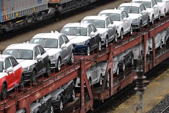 Neuwagen auf dem Güterwaggon: Die erfolgreichsten Autos kamen 2018 aus Wolfsburg.