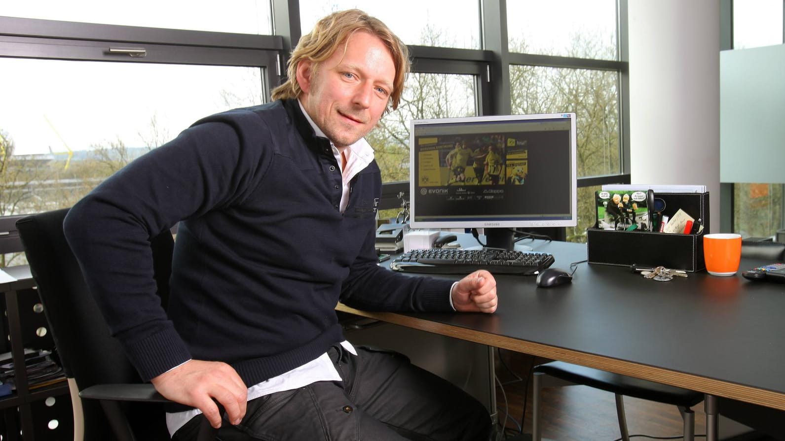 Sven Mislintat zu Dortmunder Zeiten in seinem Büro: Der FC Bayern will den Chefscout des FC Arsenal offenbar zurück in die Bundesliga holen.