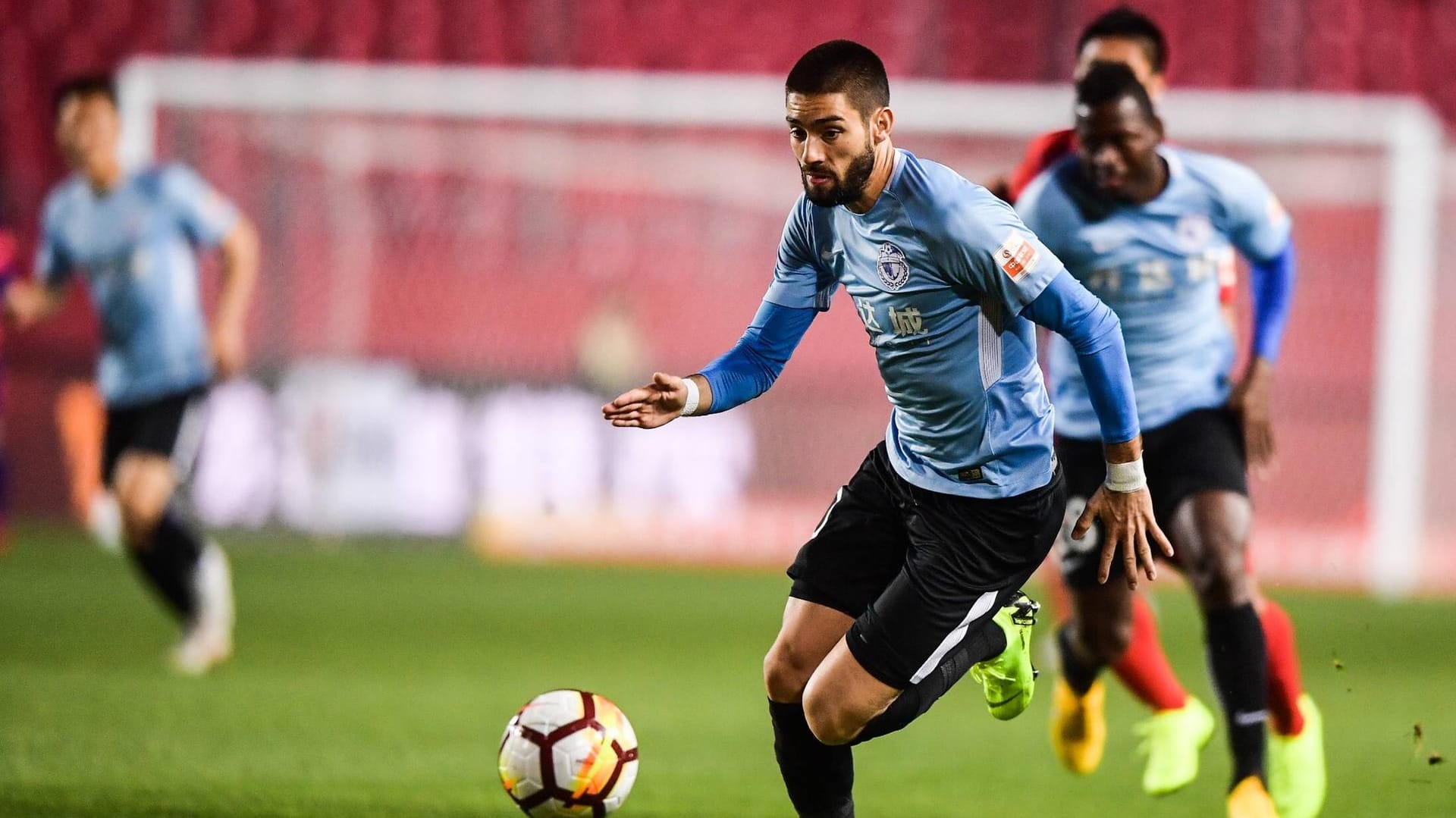 Yannick Carrasco hat seine Stammposition auf Linksaußen, kann aber flexibel in der Offensive eingesetzt werden.