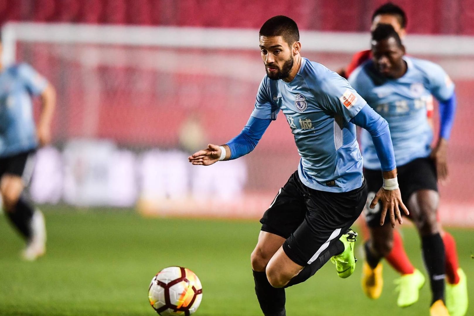 Yannick Carrasco hat seine Stammposition auf Linksaußen, kann aber flexibel in der Offensive eingesetzt werden.