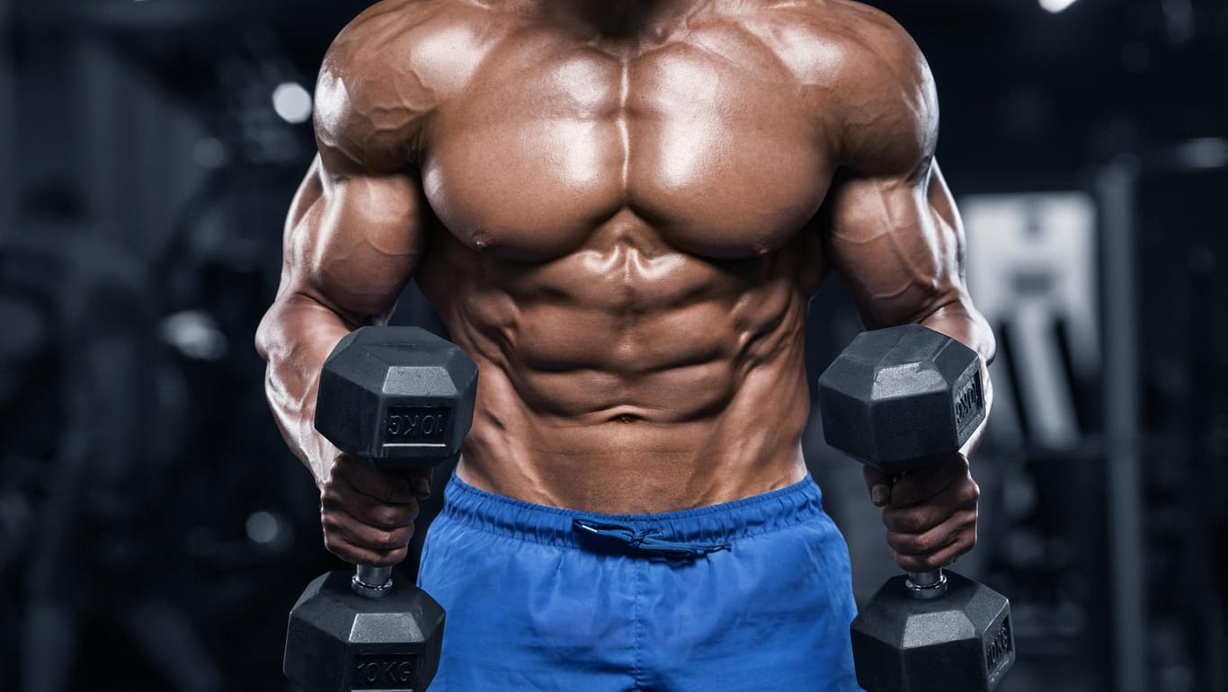 Muskeltraining im Gym: Exzessiver Sport kann zu einer gestörten Körperwahrnehmung führen – vor allem wenn zum Muskelaufbau die Ernährung eingeschränkt wird.