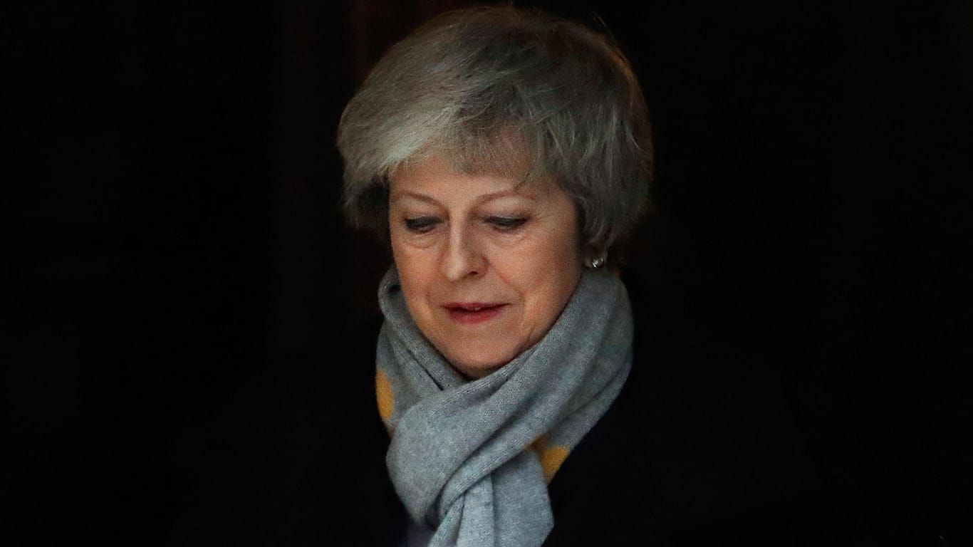 Premierministerin Theresa May verlässt 10 Downing Street.