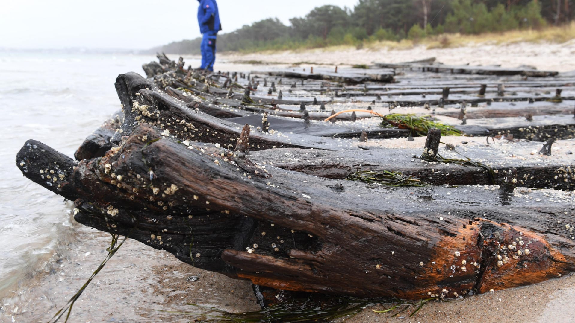 Ein Schiffswrack an der Küste der Insel Rügen: Im vergangenen Jahr war der Rumpf bereits einmal teilweise freigespült worden.