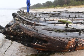 Ein Schiffswrack an der Küste der Insel Rügen: Im vergangenen Jahr war der Rumpf bereits einmal teilweise freigespült worden.