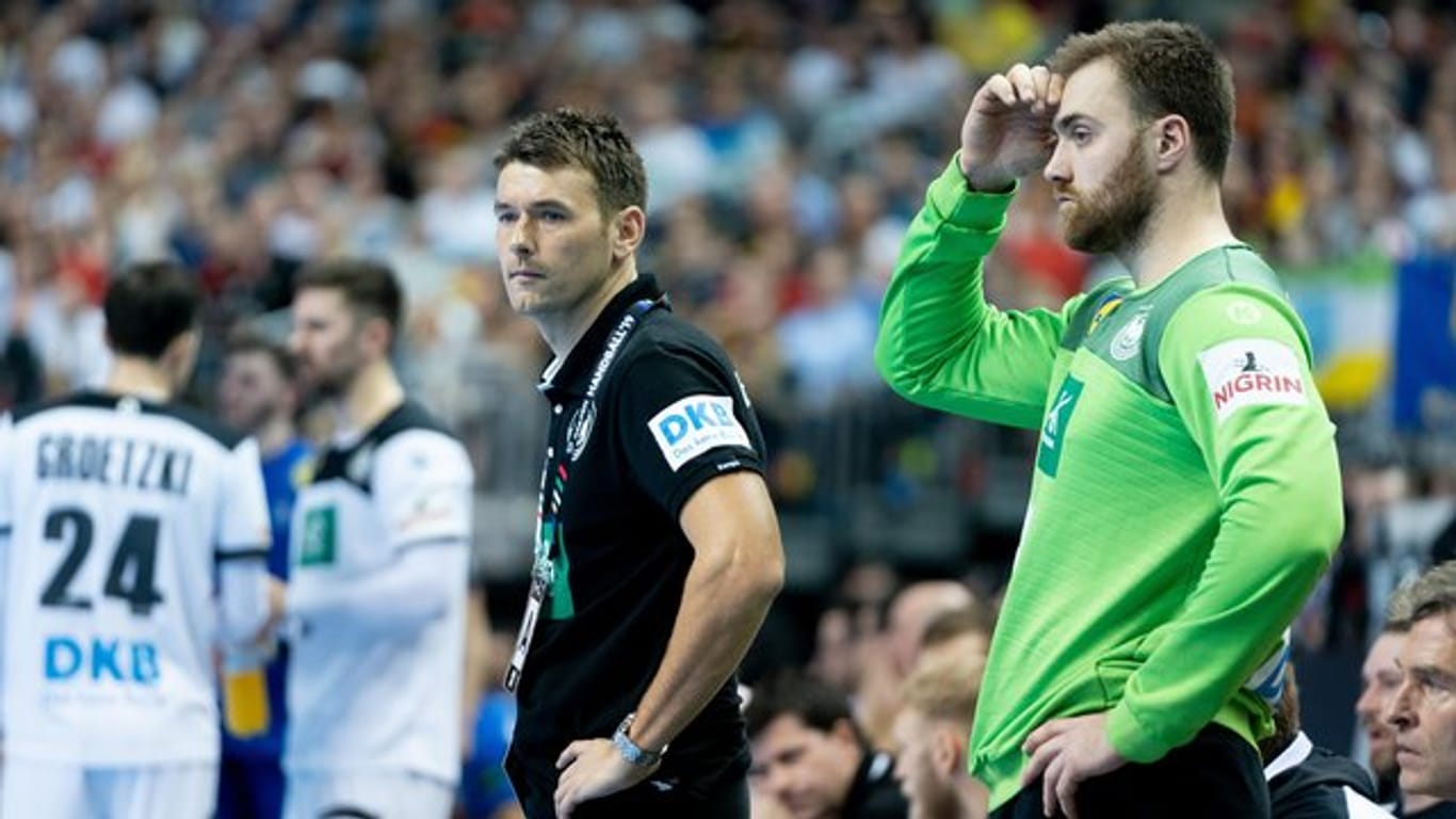 Deutschlands Trainer Christian Prokop (l) und Torhüter Andreas Wolff stehen nach Spielende frustriert am Spielfeld.