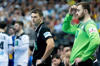 Deutschlands Trainer Christian Prokop (l) und Torhüter Andreas Wolff stehen nach Spielende frustriert am Spielfeld.