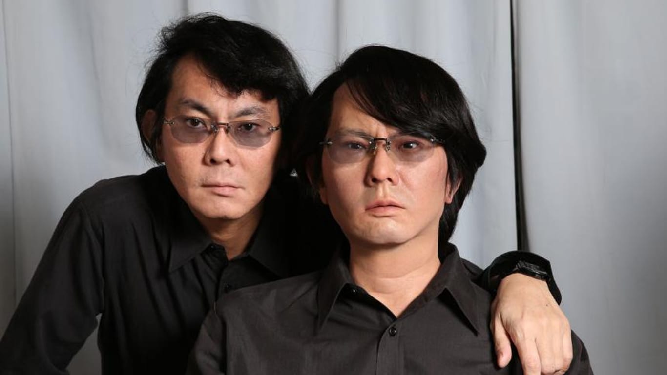 Hiroshi Ishiguro (links) mit seiner Roboter-Kopie.