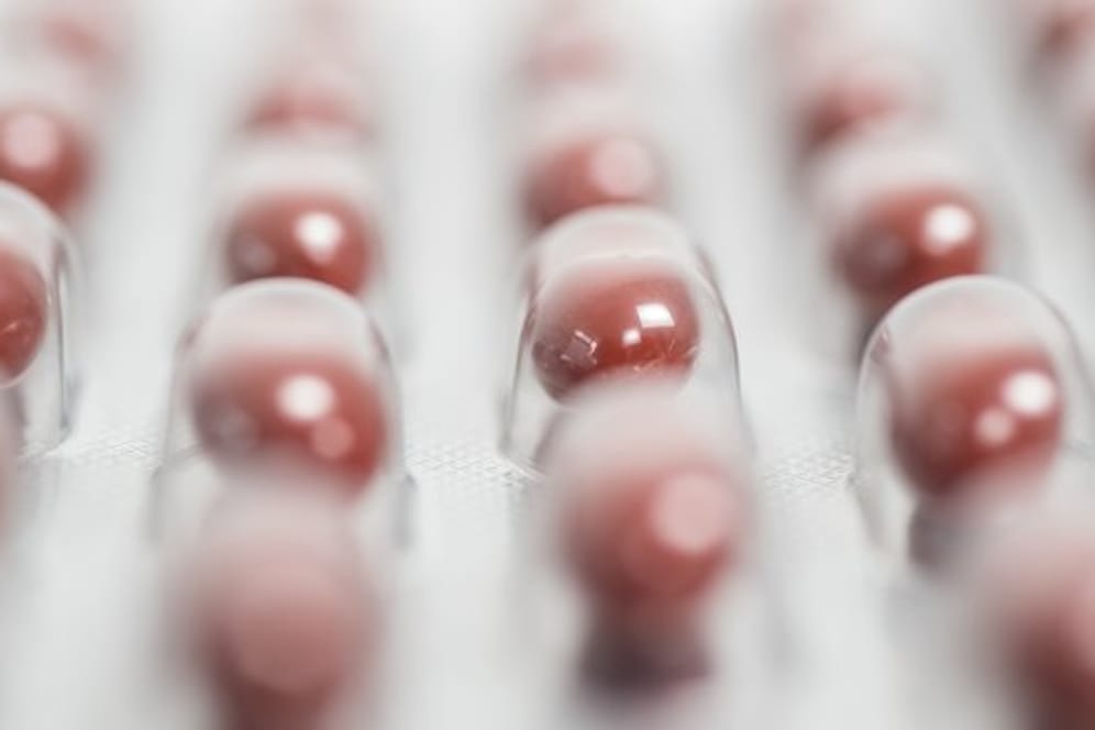 Kapseln mit Vitaminen: statt Nahrungsergänzungsmittel zu sich zu nehmen, sollten Gesundheitsbewusste auf eine abwechslungsreiche Kost setzen.