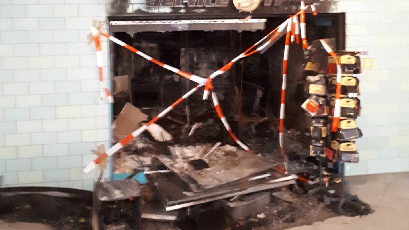 Spuren des Brandes am Berliner Alexanderplatz an einem Geschäft im U-Bahnhof.