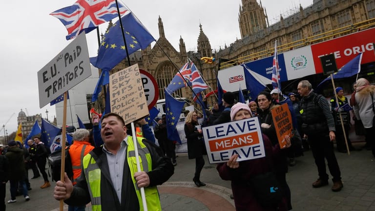 Pro- und Anti-Brexiteers demonstrieren nebeneinander in London: Hauptsache dagegen