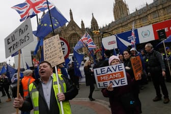 Pro- und Anti-Brexiteers demonstrieren nebeneinander in London: Hauptsache dagegen
