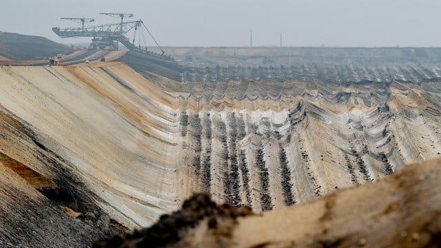 Blick in den Braunkohletagebau Welzow-Süd der Lausitz Energie Bergbau AG. Blick in den Braunkohletagebau Welzow-Süd der Lausitz Energie Bergbau AG.