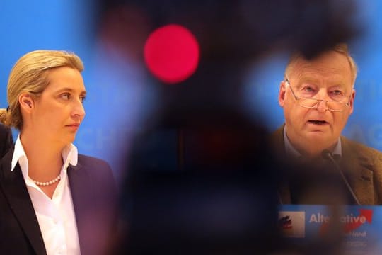 Alexander Gauland und Alice Weidel, Fraktionsvorsitzende der AfD, geben bei der Fraktionssitzung ihrer Partei ein Statement ab.