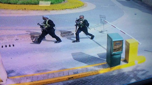 Das Videostandbild einer Sicherheitskamera zeigt die schwer bewaffneten Angreifer auf dem Gelände des Hotels in Nairobi. Das Videostandbild einer Sicherheitskamera zeigt die schwer bewaffneten Angreifer auf dem Gelände des Hotels in Nairobi.