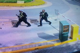 Das Videostandbild einer Sicherheitskamera zeigt die schwer bewaffneten Angreifer auf dem Gelände des Hotels in Nairobi.