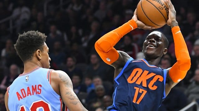 Oklahomas Dennis Schröder (r) konnte die Niederlage gegen seinen Ex-Club nicht verhindern. Oklahomas Dennis Schröder (r) konnte die Niederlage gegen seinen Ex-Club nicht verhindern.