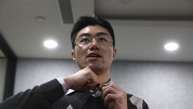 Zhang Dongshuo, Anwalt von Robert Lloyd Schellenberg, spricht mit Medienvertretern. Zhang Dongshuo, Anwalt von Robert Lloyd Schellenberg, spricht mit Medienvertretern.
