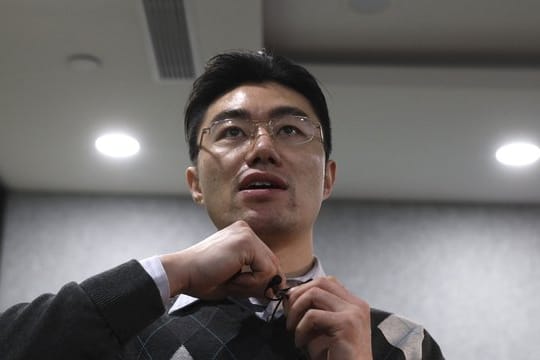 Zhang Dongshuo, Anwalt von Robert Lloyd Schellenberg, spricht mit Medienvertretern.