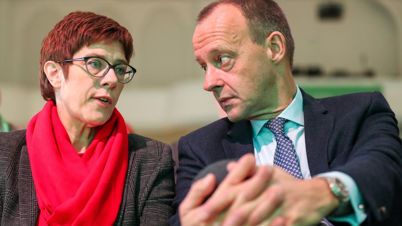 Annegret Kramp-Karrenbauer und Friedrich Merz im Gespräch bei einem Landesparteitag der CDU-Sachsen.