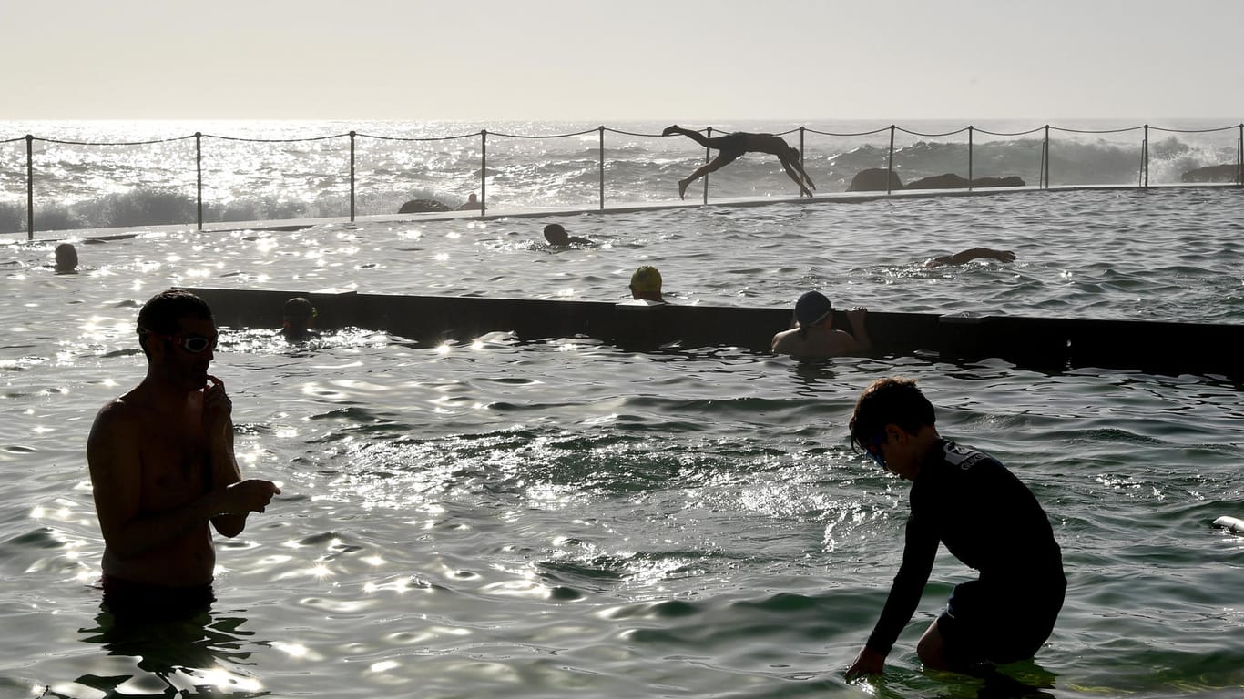 Strandbesucher erfrischen sich am Bronte Beach: In Australien herrschen derzeit Temperaturen bis an die 49 Grad.