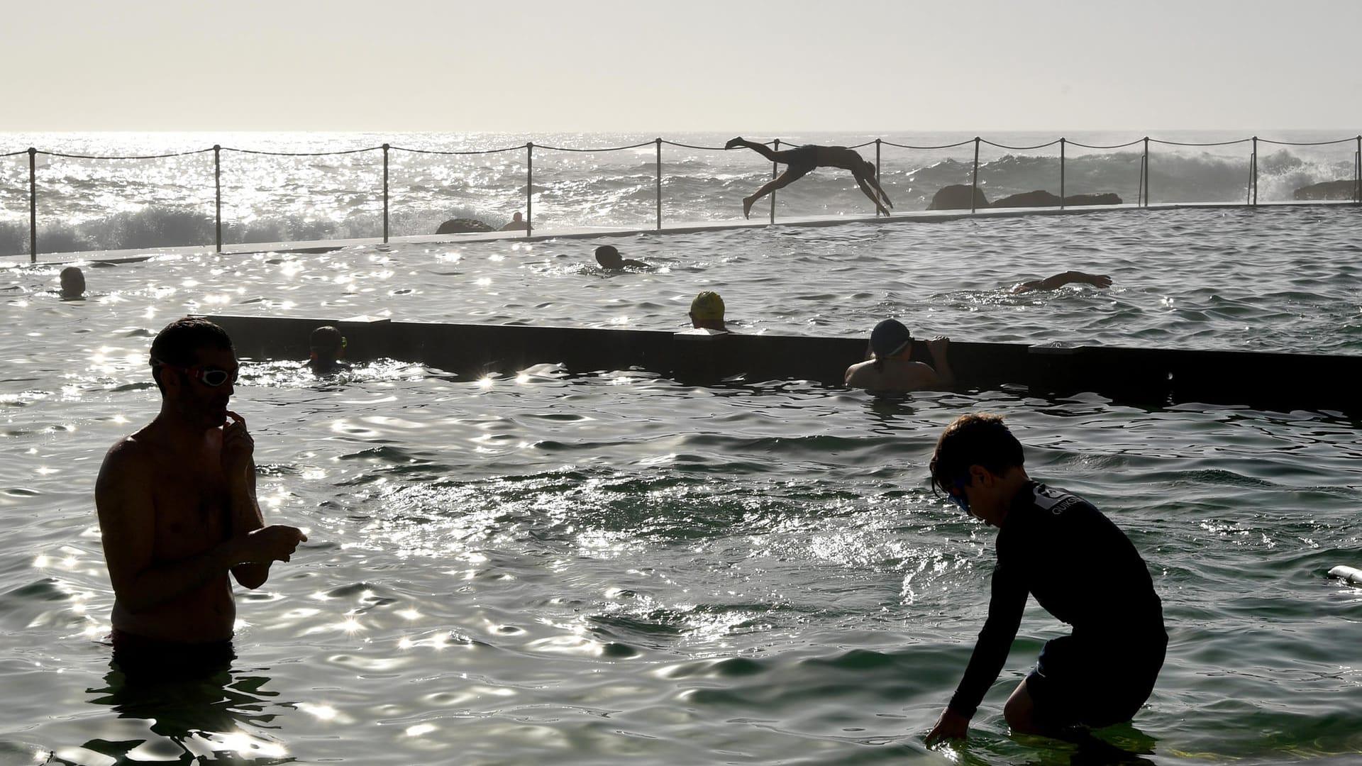 Strandbesucher erfrischen sich am Bronte Beach: In Australien herrschen derzeit Temperaturen bis an die 49 Grad. Strandbesucher erfrischen sich am Bronte Beach: In Australien herrschen derzeit Temperaturen bis an die 49 Grad.