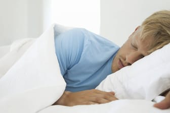 Schlafender Mann: Alzheimerpatienten schlafen schlechter, je weiter die Krankheit voranschreitet.