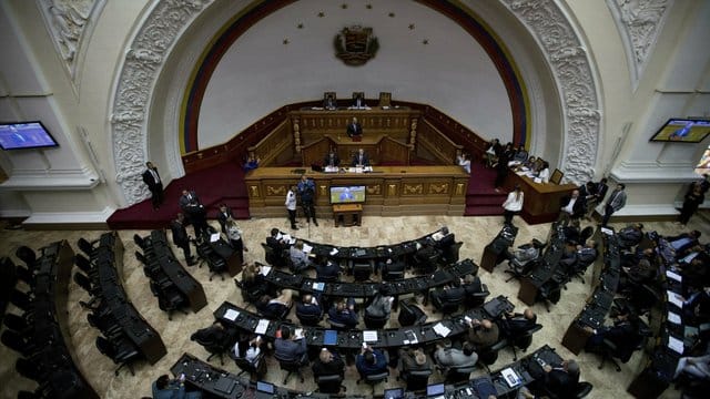 Abgeordnete nehmen an einer Sitzung in derNationalversammlung teil, um über Maßnahmen gegen Maduro zu diskutieren. Abgeordnete nehmen an einer Sitzung in derNationalversammlung teil, um über Maßnahmen gegen Maduro zu diskutieren.