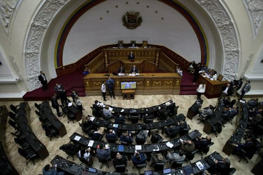 Abgeordnete nehmen an einer Sitzung in derNationalversammlung teil, um über Maßnahmen gegen Maduro zu diskutieren.