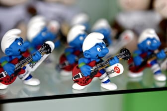 Gitarren-Schlümpfe in einer Vitrine: Die Firma Schleich ist vor allem für seine Schlumpf-Figuren bekannt.