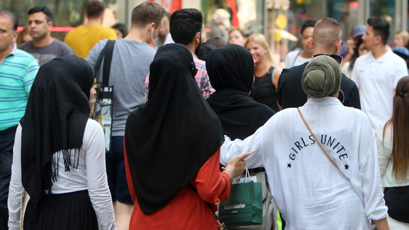 Die Fußgängerzone in Frankfurt: Die Menschen in Deutschland überschätzen einer Umfrage zufolge den Anteil von Migranten und Muslimen hierzulande deutlich.