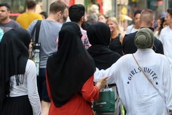 Die Fußgängerzone in Frankfurt: Die Menschen in Deutschland überschätzen einer Umfrage zufolge den Anteil von Migranten und Muslimen hierzulande deutlich.
