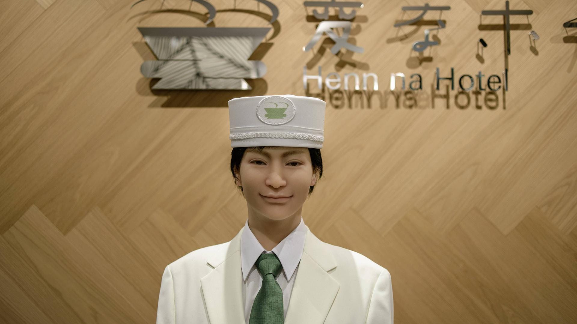 Roboter-Concierge im "Henn-na"-Hotel in Tokio: Das Hightech-Gasthaus musste die Hälfte seiner automatisierten Belegschaft durch Menschen ersetzen.