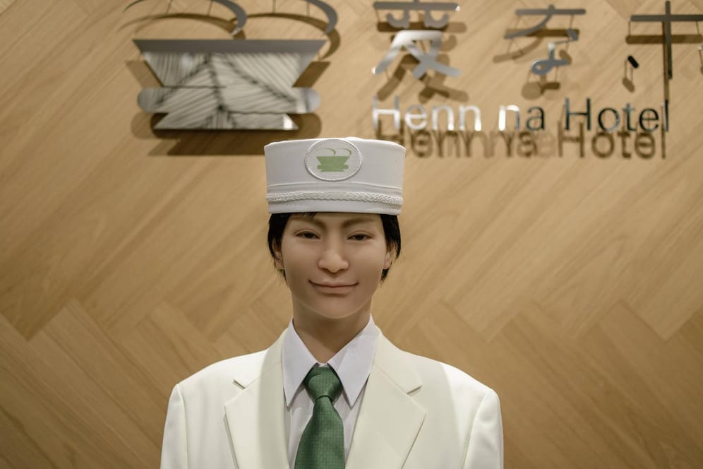 Roboter-Concierge im "Henn-na"-Hotel in Tokio: Das Hightech-Gasthaus musste die Hälfte seiner automatisierten Belegschaft durch Menschen ersetzen.
