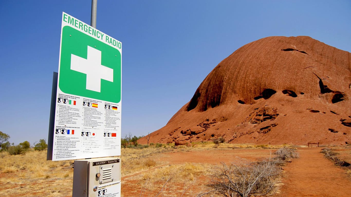 Notrufsäule am Ayers Rock in Australien: Der Polizei zufolge wurde die die Leiche der Vermissten in der Nähe der Stadt Alice Springs aufgefunden.