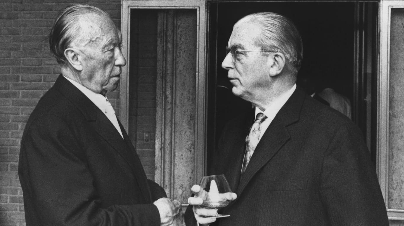 Konrad Adenauer und Hans Globke 1963: Die Ernennung Globkes zum Staatssekretär zehn Jahre zuvor war hoch umstritten aufgrund von dessen NS-Vergangenheit.