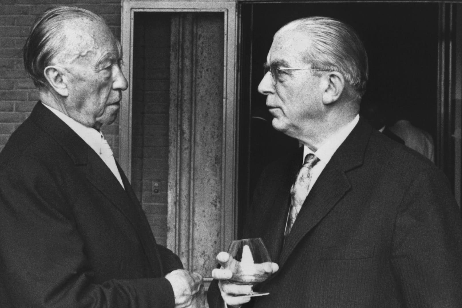 Konrad Adenauer und Hans Globke 1963: Die Ernennung Globkes zum Staatssekretär zehn Jahre zuvor war hoch umstritten aufgrund von dessen NS-Vergangenheit.