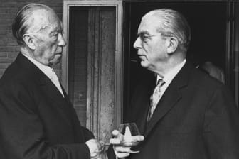 Konrad Adenauer und Hans Globke 1963: Die Ernennung Globkes zum Staatssekretär zehn Jahre zuvor war hoch umstritten aufgrund von dessen NS-Vergangenheit.