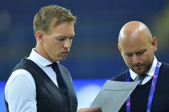 Steht auch auf Handball: Hoffenheims Trainer Julian Nagelsmann (l).