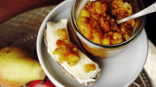 Das Apfel-Birnen-Chutney bekommt durch Knochblauch, Ingwer, Harissa und Kurkuma einen orientalischen Touch.