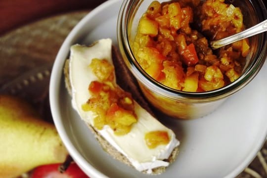 Das Apfel-Birnen-Chutney bekommt durch Knochblauch, Ingwer, Harissa und Kurkuma einen orientalischen Touch.